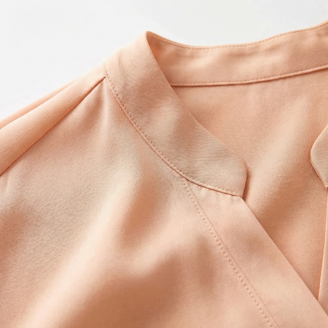 Stylish women's flowy blouse, an elegant long-sleeve top offering versatile comfort for everyday fashion.