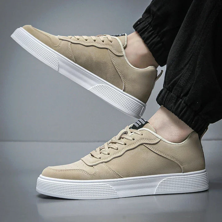 Men's casual court sneakers in black, offering comfort & versatile urban style. Lightweight footwear for everyday.