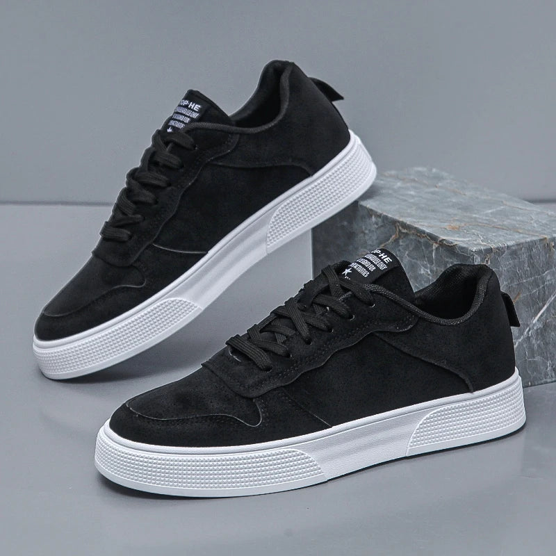 Comfortable men's court shoes in green for modern city style. Lightweight, versatile casual sneakers for everyday wear.