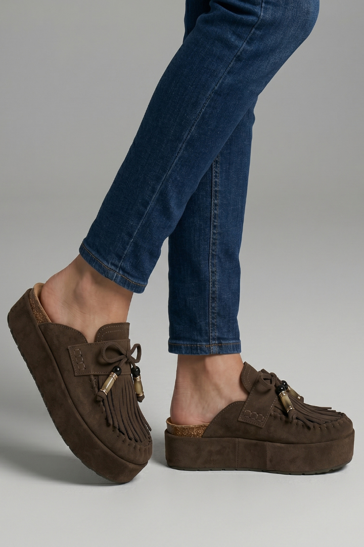 Step into summer comfort with these women's slip-on round toe platform sandals, a chic choice for casual outfits.
