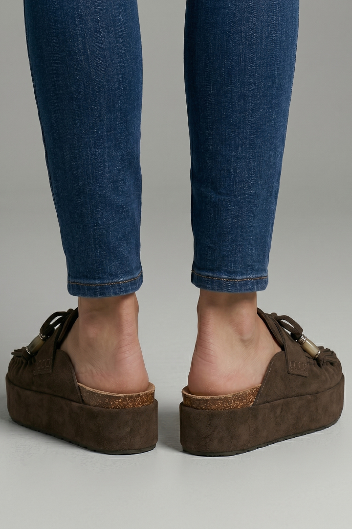 Effortless women's slip-on round toe platform sandals, combining comfort and chic style for casual summer days.