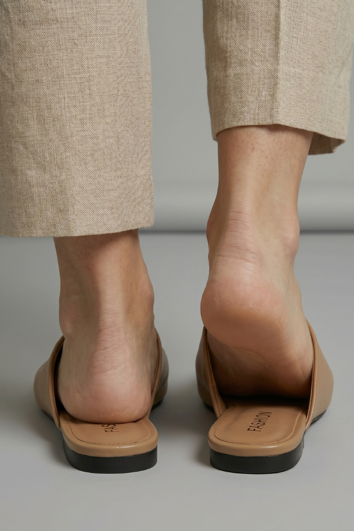 Elegant women's flat sandals, slip-on style with a unique square toe, enhancing chic modern footwear.