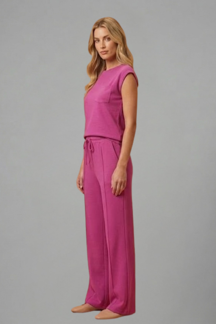 Casual women's loungewear shorts set, featuring a short sleeve top and comfortable elastic waist bottoms.