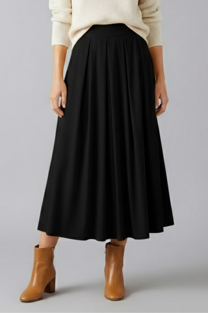 Flowy women's high-waisted pleated maxi skirt, featuring deep pockets for comfort and everyday elegance.