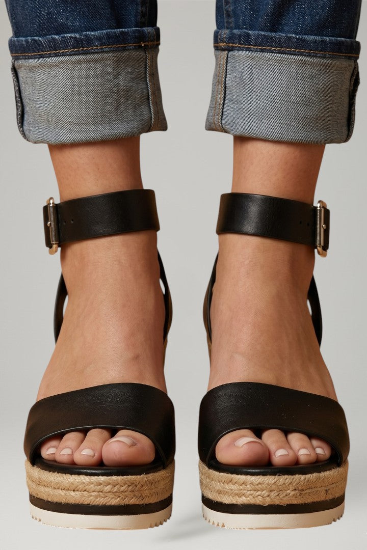 Comfortable women's open-toe wedge sandals with secure ankle strap, ideal for versatile summer fashion.