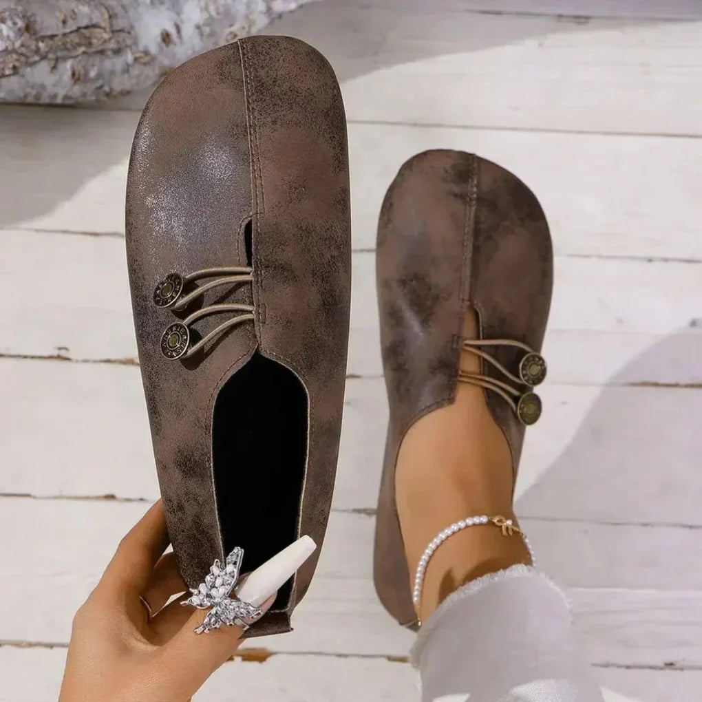 Flexible women's comfort shoes with orthopedic support, ideal for daily walking and casual outings.