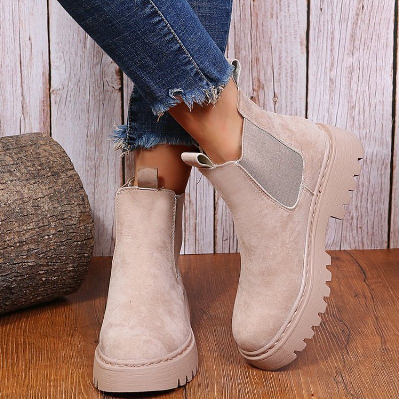 Black women's platform Chelsea boots with elastic panel, chunky sole, perfect for winter casual wear.