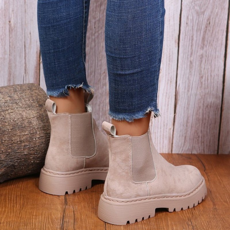 Durable women's platform Chelsea boots, elastic side panels, chunky sole for modern casual fashion.