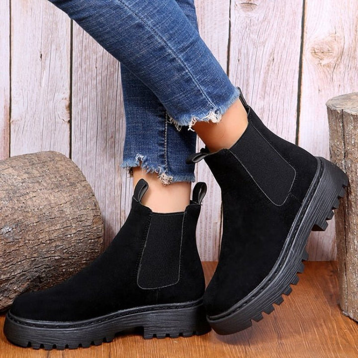 Versatile women's platform Chelsea boots, easy slip-on, comfortable and chic for any casual or winter outfit.