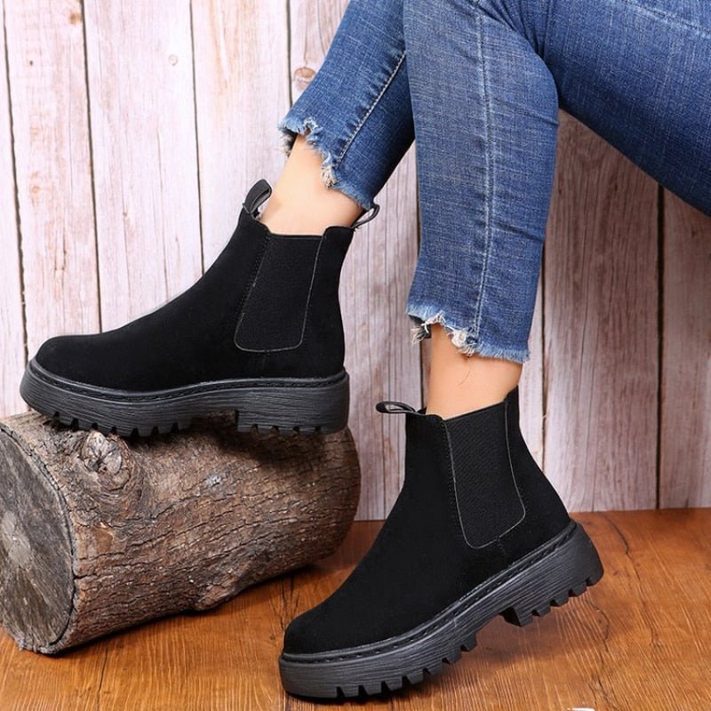 Sleek black women's platform Chelsea boots with elastic gussets, chunky sole for edgy streetwear fashion.