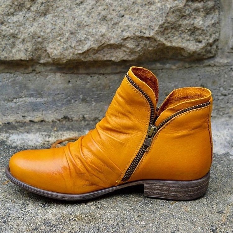 Comfortable women's ankle boots, ideal for autumn style. Versatile everyday footwear with a chic, short boot design.