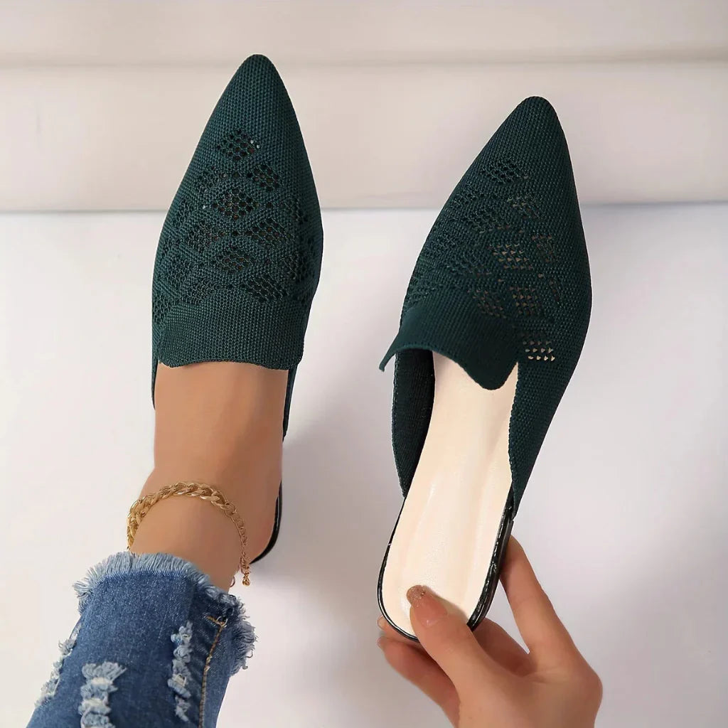 Comfortable women's flat mules for chic everyday wear. Versatile slip-on sandals, perfect for summer fashion.
