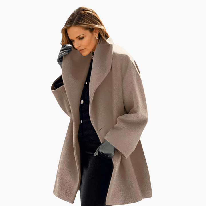 Comfortable women's wide-collar jacket for effortless everyday style. A versatile, chic piece of outerwear.