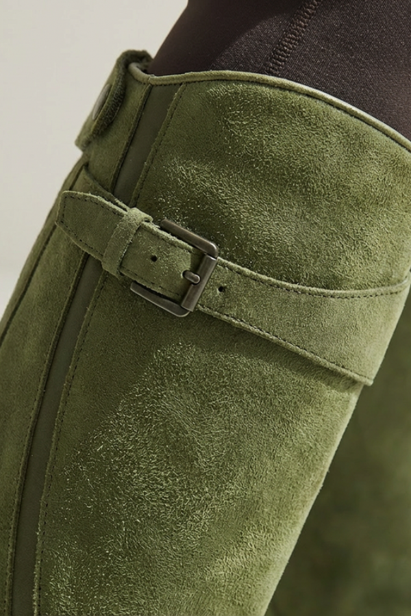 Purple knee-high women's boots, a comfortable and stable choice for unique city fashion.