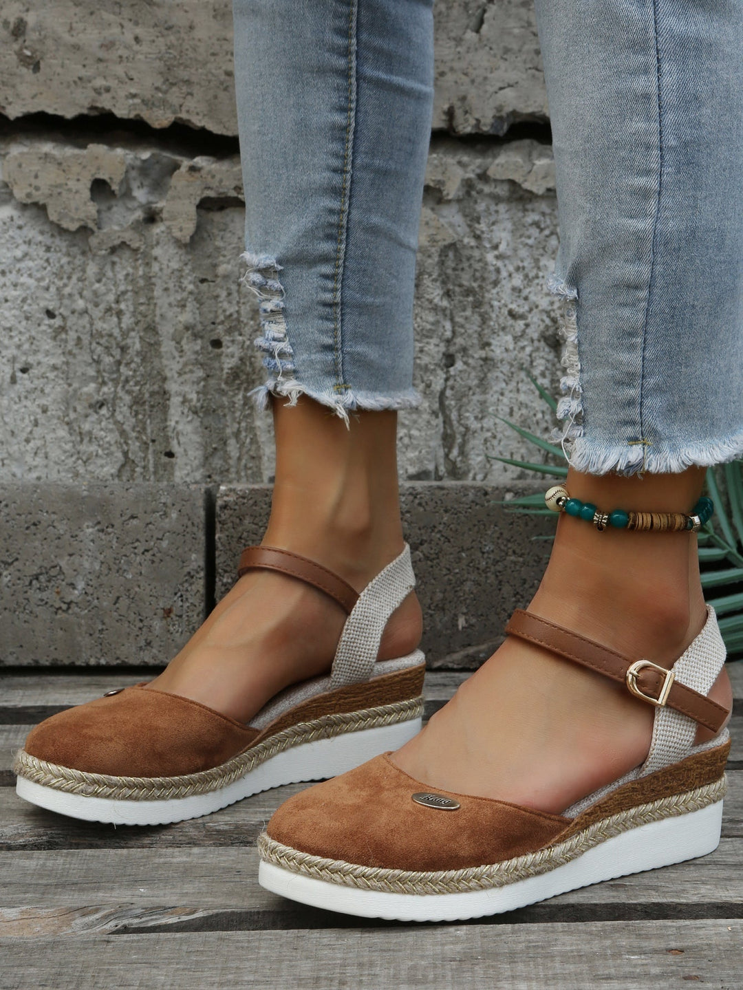 Comfortable women's chic platform espadrilles. Ideal elegant summer sandals for fashion, vacation & casual style.