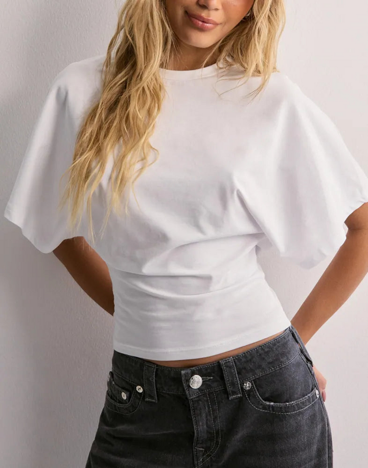 Versatile women's wide sleeve top in a chic style, ideal for casual everyday fashion. Modern and comfortable.