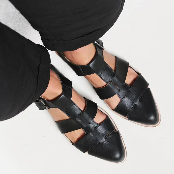 Comfortable women's woven flat sandals, ideal for everyday casual wear. Features an open-toe design and secure buckle.
