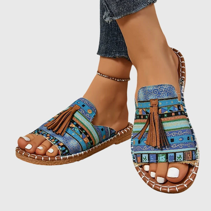 Chic women's casual flat sandals, featuring decorative tassels and an open-toe design for everyday wear.