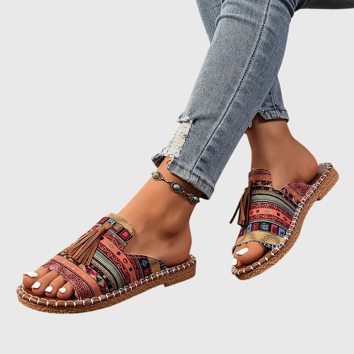 Everyday women's sandals: comfortable, open-toe, flat, with unique tassel straps for a chic look.