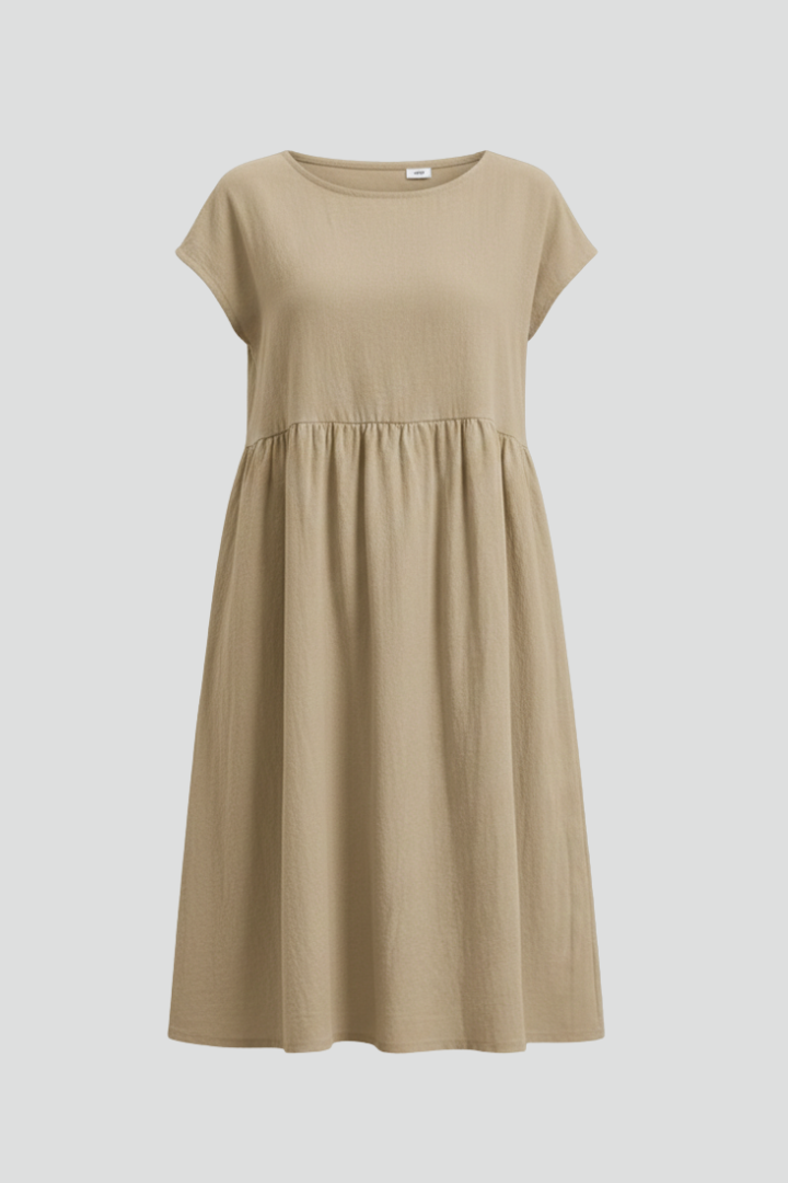 Comfortable women's knee-length casual dress with round neck, short sleeves, and convenient pockets.