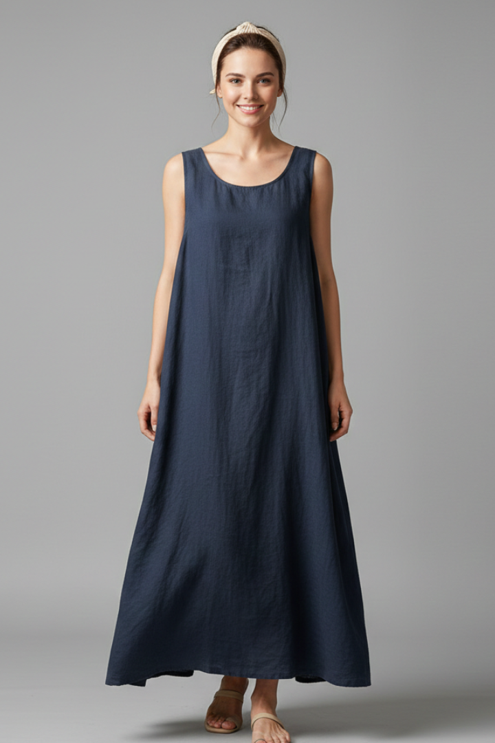 Practical women's knee-length dress for casual wear, featuring a round neck, short sleeves, and pockets.