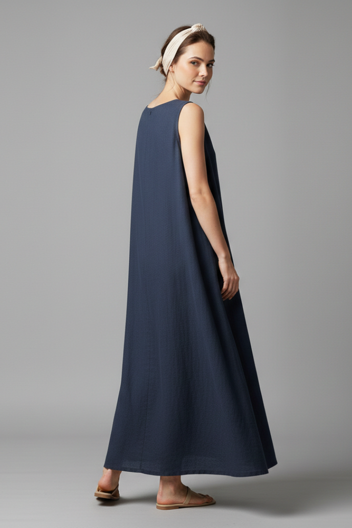 Flattering women's short sleeve knee-length dress, round neck, and practical pockets for everyday comfort.