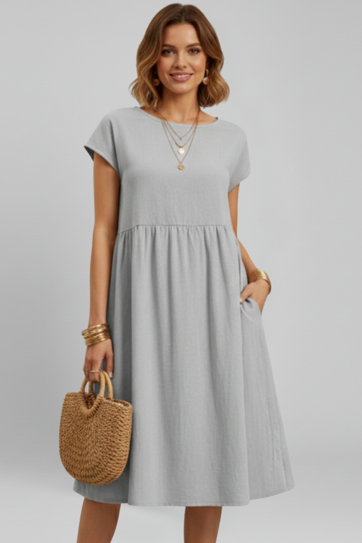 Essential women's comfortable knee-length dress, round neck, short sleeves, and essential pockets.