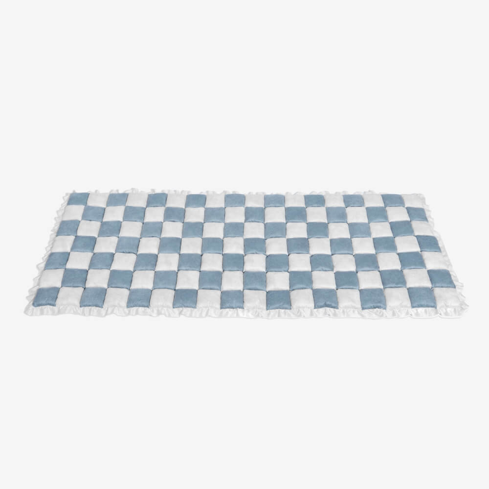 Plush plaid chenille pet mat & couch protector. Ensures cozy comfort for dogs & cats, easy to clean.