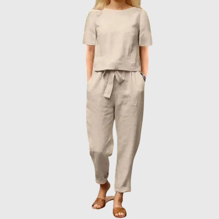 Relaxed fit women's summer outfit: crop top & belted trousers set. Stylish, comfortable, and versatile.