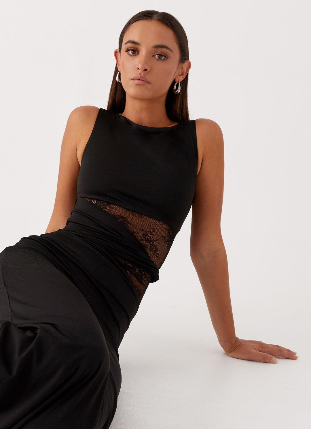 Stunning black long dress, women's formal evening wear, with a boat neck, sleeveless cut, and lace details.