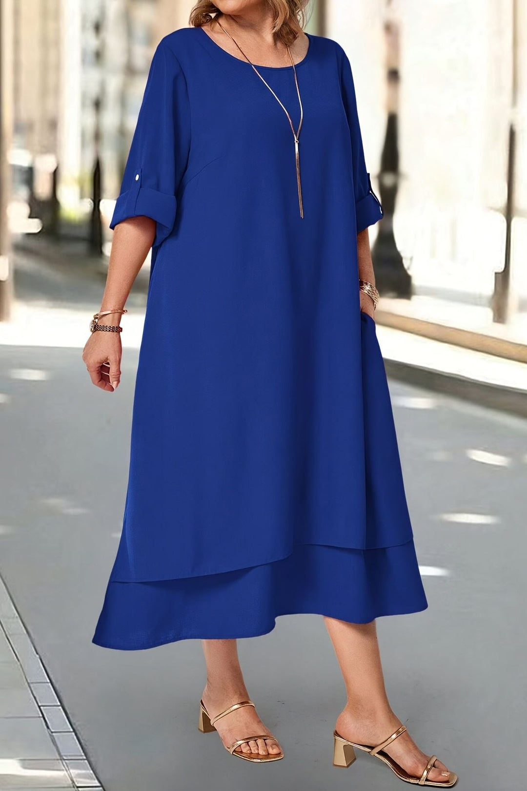 Chic black women's maxi dress, elegant and flowing, a sophisticated choice for evening wear, party or special events.