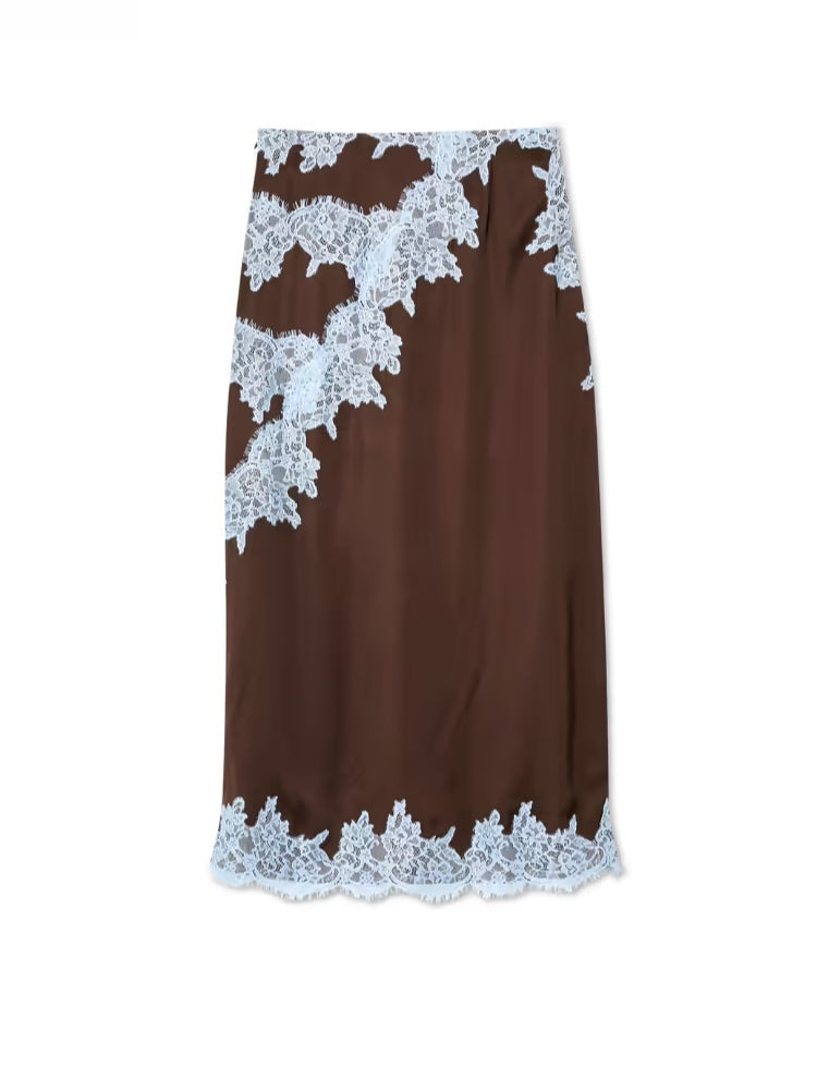 Flowing women's tie-dye maxi dress. Halter neck, brown pattern, and a chic side slit. Great for summer vacation.
