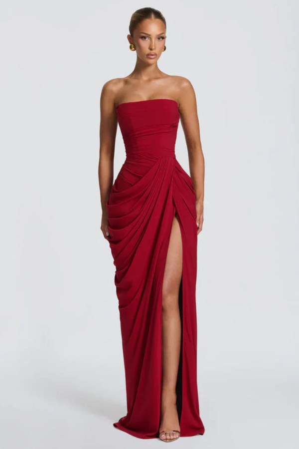 Flowing long dress for women, perfect for a chic evening or formal event.