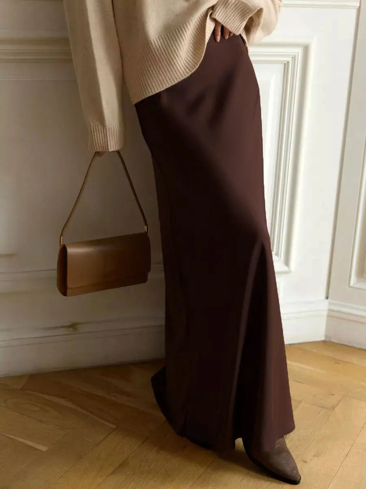 Glamorous women's high-waisted fishtail maxi skirt, elegant for special events.