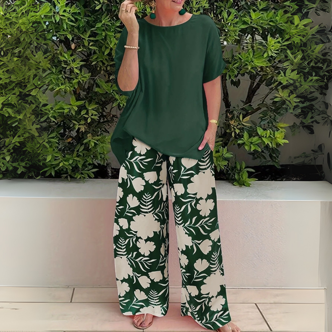 Elegant plus size women's floral two-piece outfit with stylish wide-leg pants and a relaxed fit, perfect for comfort.