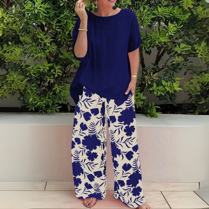 Beautiful plus size women's elegant floral two-piece set, a comfortable and stylish outfit ensemble with wide-leg pants.