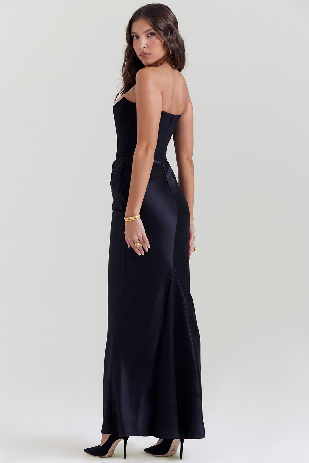 Maxi length strapless dress, elegant women's occasionwear gown.