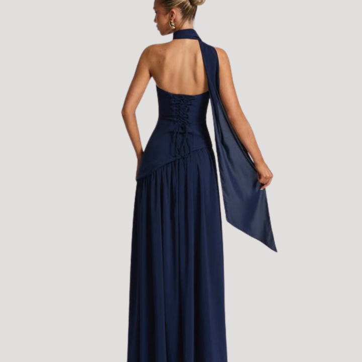 Women's elegant strapless maxi dress, pleated detail, for formal and gala occasions.
