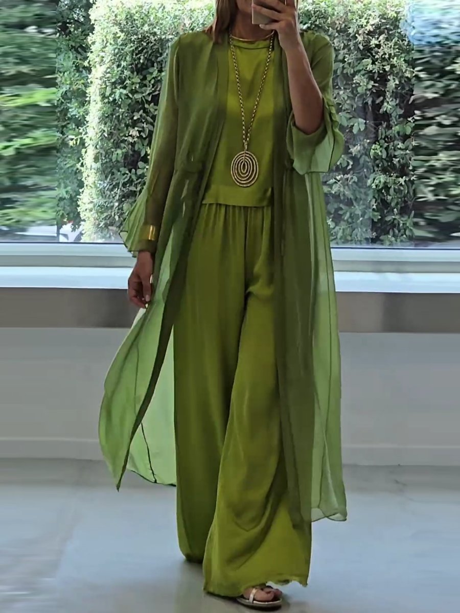 Comfortable women's 3-piece loungewear set in elegant polyester, ideal for casual summer outfits.