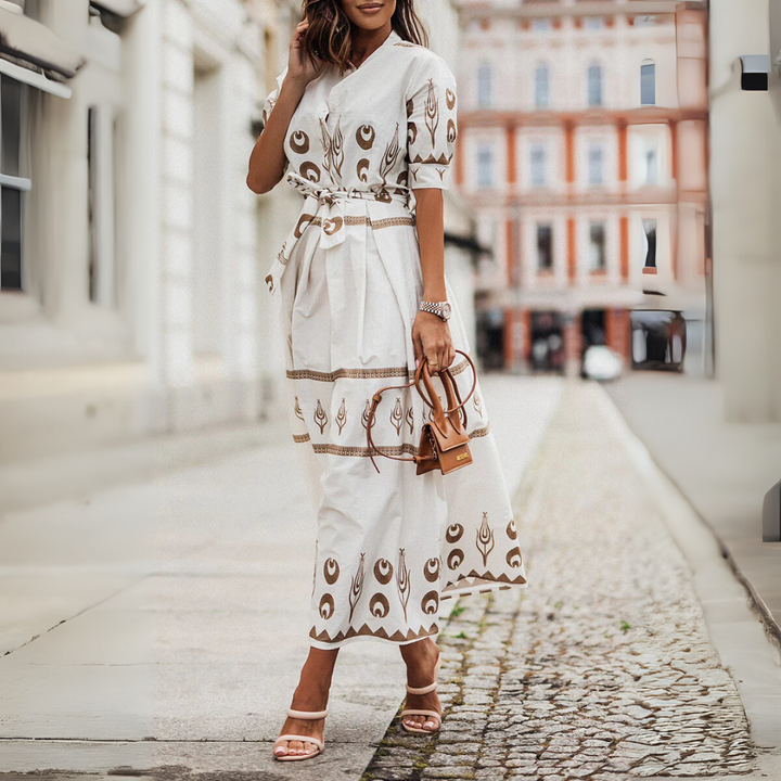 Charming women's A-line short sleeve dress, vintage style, ideal for summer casual outings or spring fashion.