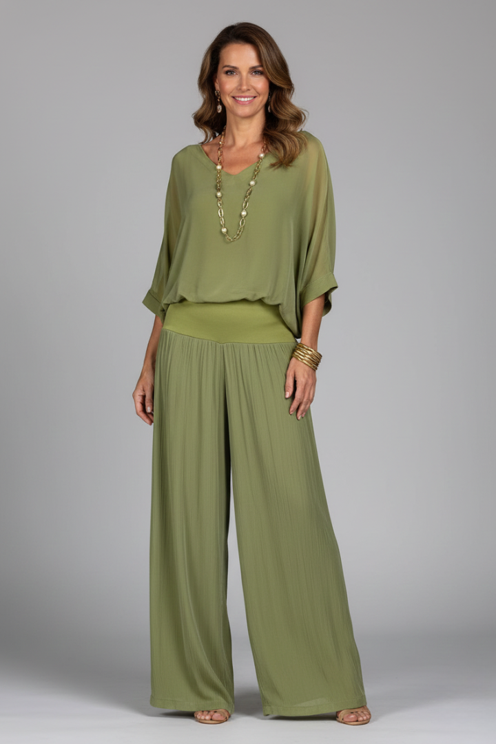 Women's comfortable two-piece clothing set with stylish batwing top & flowing wide leg pants.