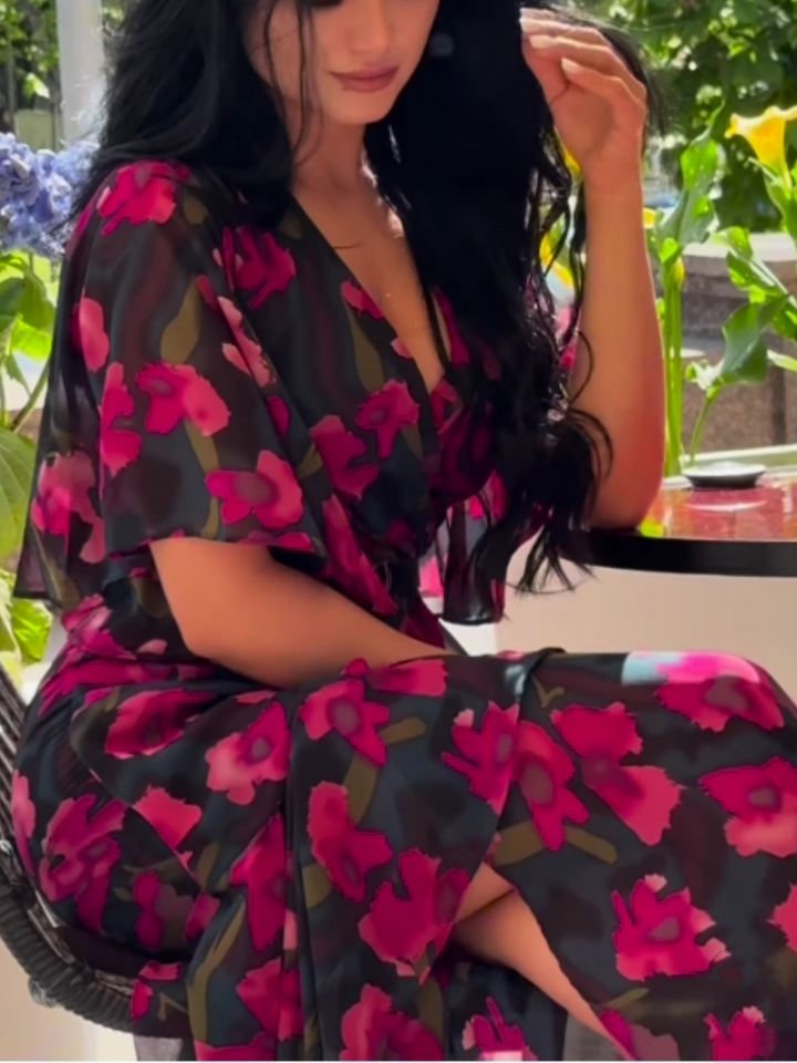 Comfortable women's floral maxi dress with V-neck, elegant flowy style, ideal for casual summer or party wear.