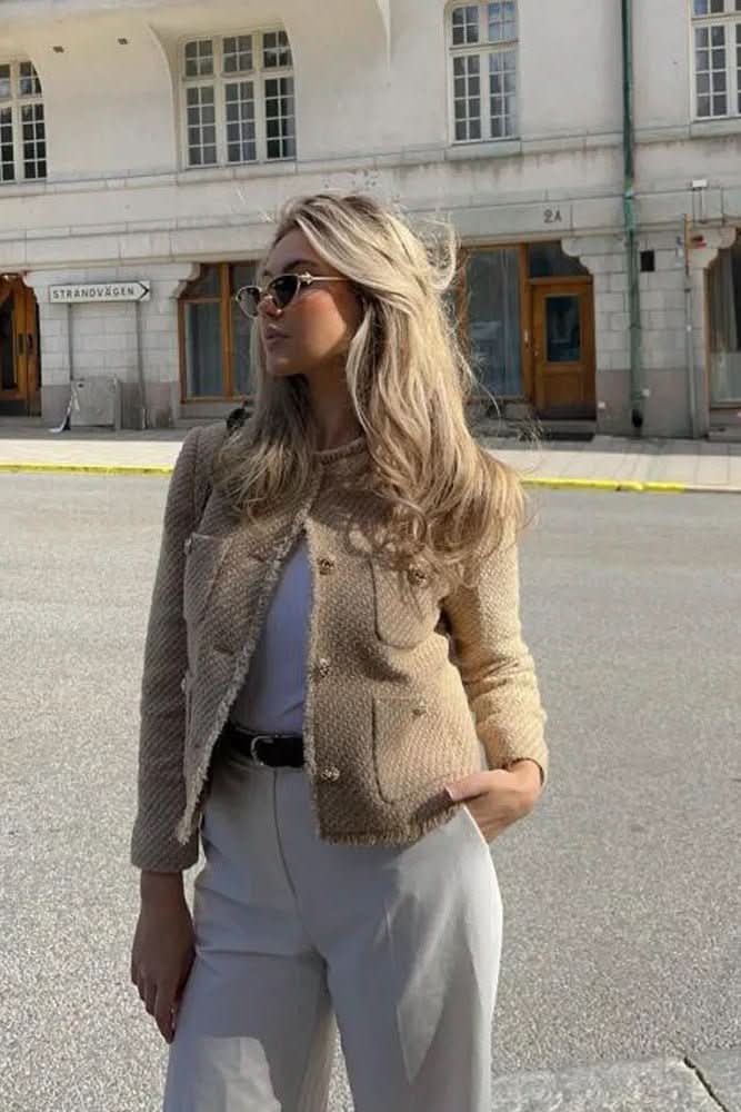 Sophisticated women's cropped blazer with stylish button closure, ideal for elegant outerwear fashion.