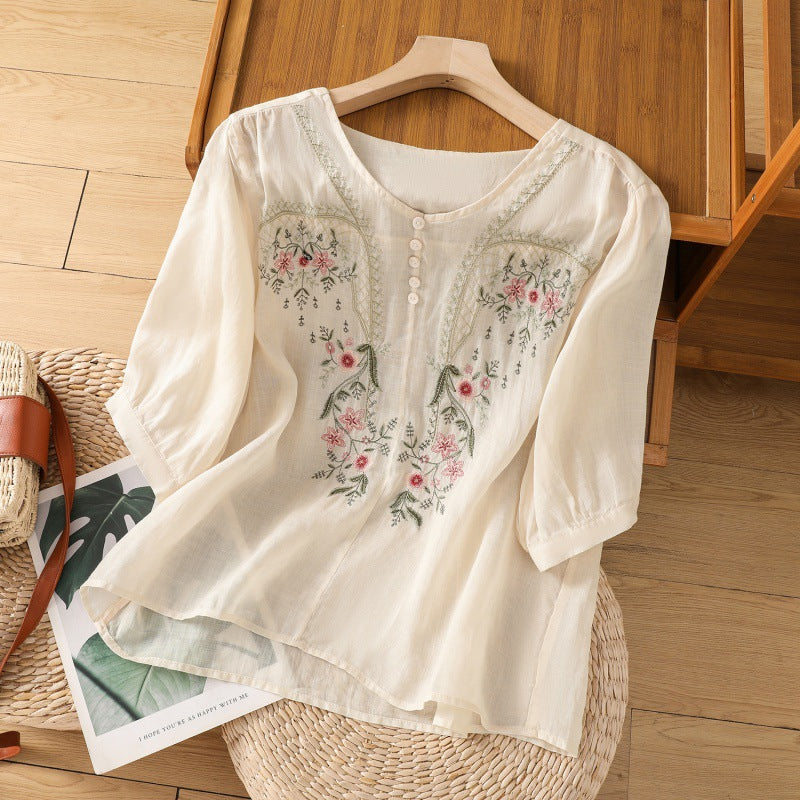 Stylish women's floral blouse featuring an elegant relaxed fit. A comfortable long sleeve top for versatile fashion.