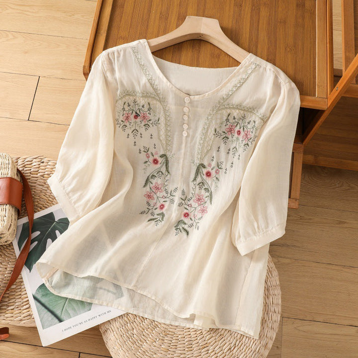 Stylish women's floral blouse featuring an elegant relaxed fit. A comfortable long sleeve top for versatile fashion.