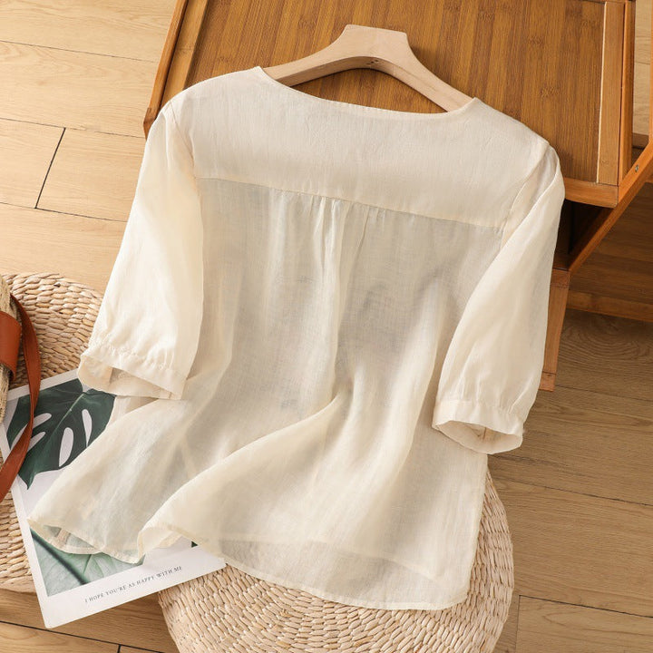 Effortless elegance: women's floral relaxed blouse with V-neck. Ideal spring/summer top for stylish comfort.