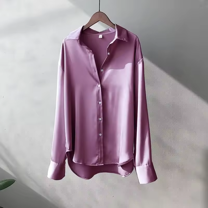 Chic women's oversized blouse featuring a relaxed fit and long sleeves, a fashionable button down top for women.