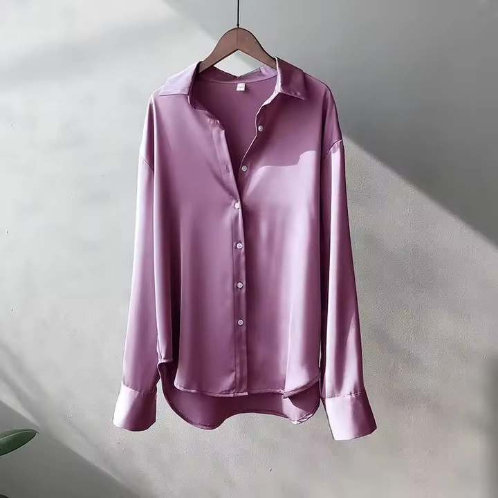 Chic women's oversized blouse featuring a relaxed fit and long sleeves, a fashionable button down top for women.