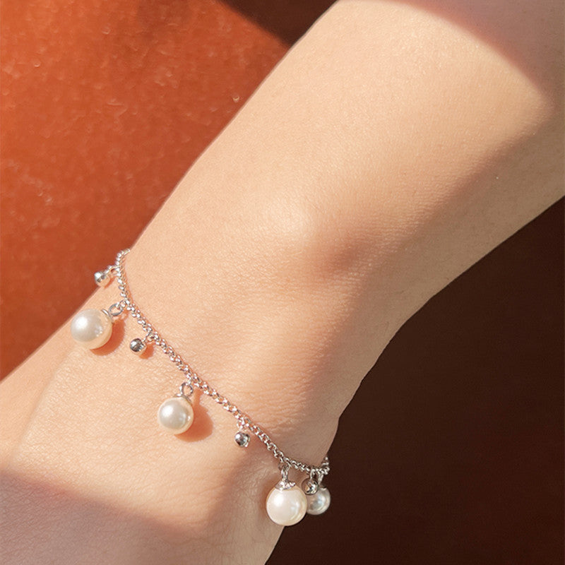 Elegant women's gold bracelet with delicate daisy charms, perfect floral jewelry for everyday wear or a special fashion accessory.