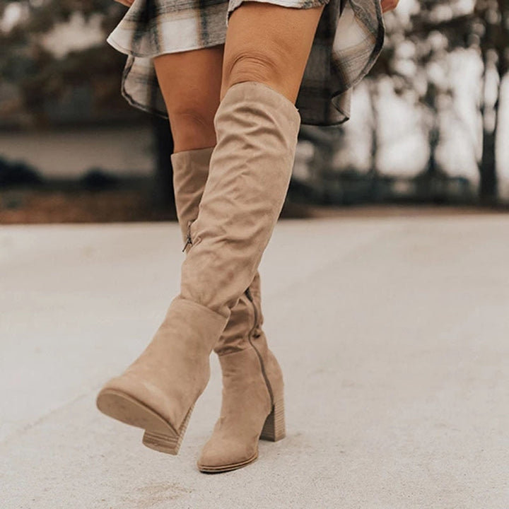 Chic women's knee-high boots, ideal for stylish fall fashion and warm winter looks. Elegant block heel.